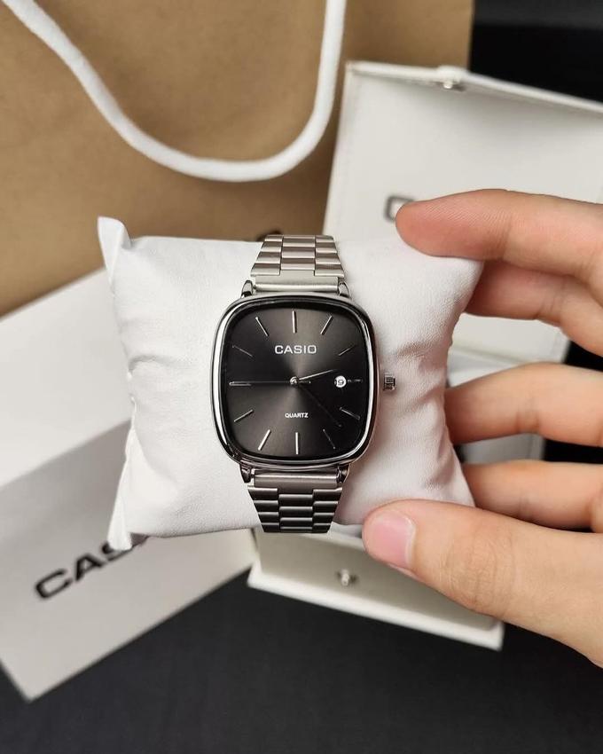 CASIO QUARTZ VINTAGE BLACK DIAL WATCH